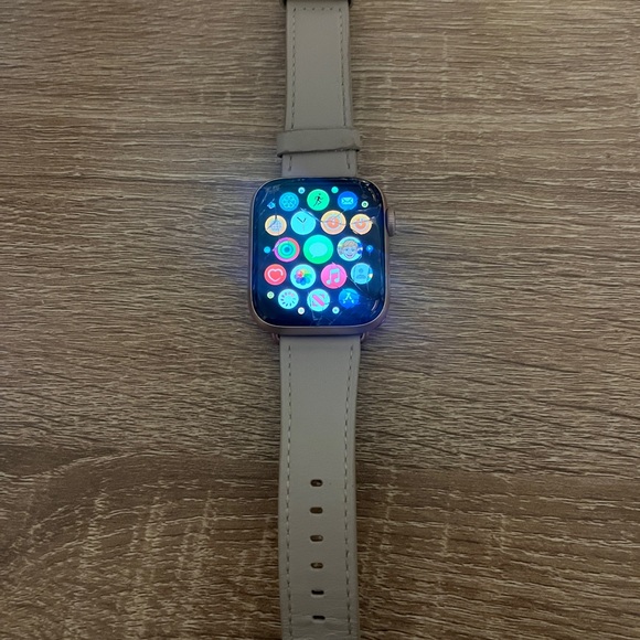 Apple Watch Series 4 Rose Gold- works perfect with cracked screen - Picture 3 of 3